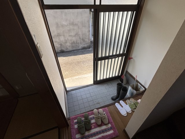 関西本線 法隆寺駅 徒歩28分 2階建 築30年の玄関写真
