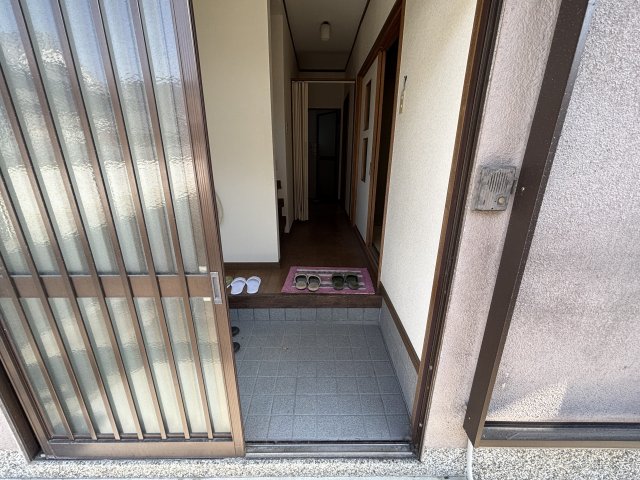 関西本線 法隆寺駅 徒歩28分 2階建 築30年の玄関写真