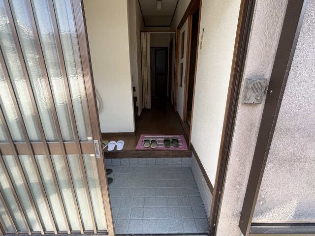 関西本線 法隆寺駅 徒歩28分 2階建 築30年の玄関写真