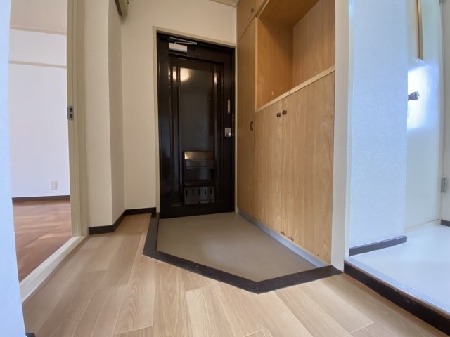三室山コープタウン5号棟の玄関写真