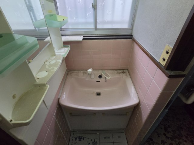 近鉄生駒線 竜田川駅 徒歩25分 2階建 築52年の玄関写真