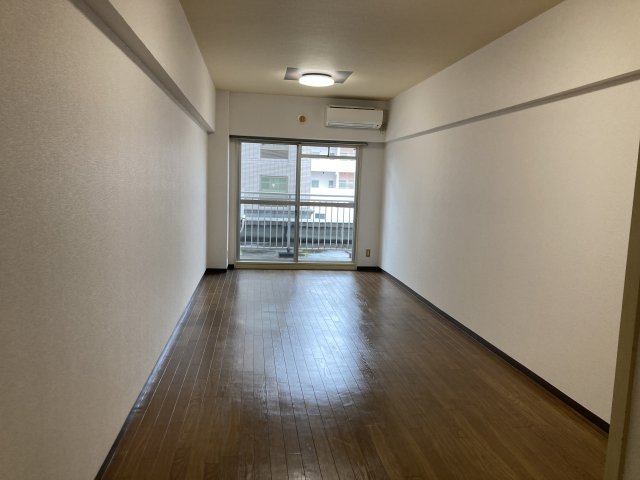ヤマセンビルの居間写真