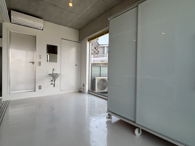 デザイナーズマンションWANARIの居間写真