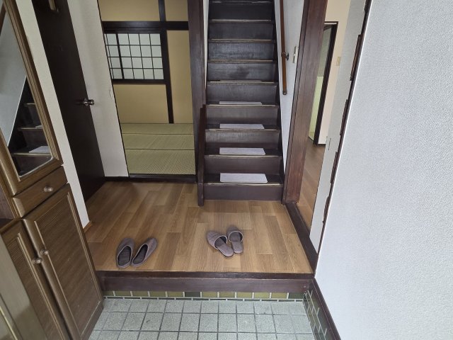 近鉄大阪線 大和高田駅 徒歩12分 2階建 築43年の玄関写真